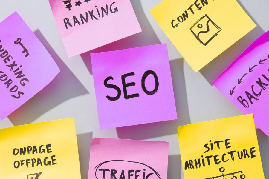 Marketing-Strategie mit Klebezetteln – Symbolbild für ein Business ohne Social Media